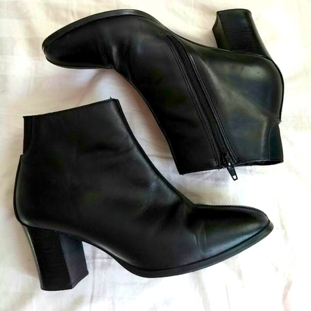 Women’s black leather booties!! Lightly worn MADE IN ITALY. US size 7
